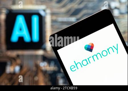 In dieser Foto-Illustration wird das Eharmony-Logo der Online-Dating-Website auf einem Smartphone mit einem Chip für künstliche Intelligenz (KI) und einem Symbol im Hintergrund angezeigt. Stockfoto