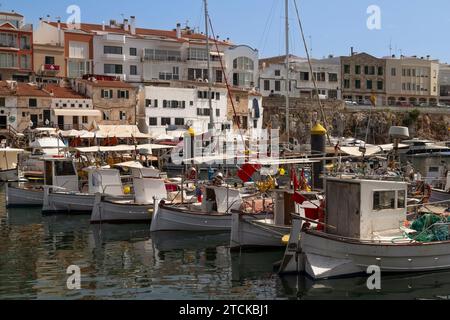 Kleine Fischerboote im Hafen der Stadt Ciutadella de Menorca in Spanien. Stockfoto