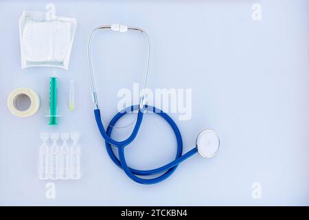 Medizinisches Material Set mit weißem Hintergrund und Kopierraum Stockfoto
