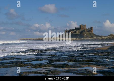 Historisches Schloss Bamburgh auf einem Felsvorsprung an der Nordostküste von Northumberland, England, Großbritannien Stockfoto