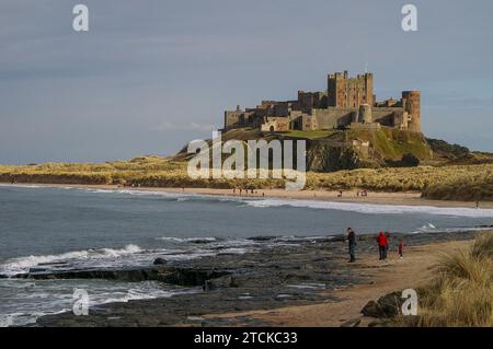 Historisches Schloss Bamburgh auf einem Felsvorsprung an der Nordostküste von Northumberland, England, Großbritannien Stockfoto