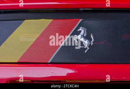 Berühmtes silbernes Prancing Horse-Logo auf dem Heck eines roten Ferrari-Sportwagens, Silverstone, Großbritannien Stockfoto