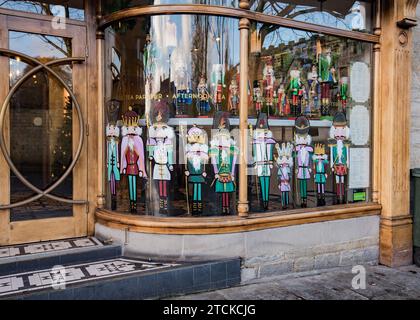 Wunderschön dekorierte Fenster im Alexanders Grand Cafe, Bar und Terrasse in der historischen High St of Skipton in North Yorkshire. Stockfoto