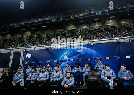 Mailand, Italien. Dezember 2023. Bank des FC Inter während des UEFA Champions League-Spiels zwischen Inter FC Internazionale und Real Sociedad am 12. Dezember 2023 im Giuseppe Meazza San Siro Siro-Stadion in Mailand. Quelle: Tiziano Ballabio/Alamy Live News Stockfoto