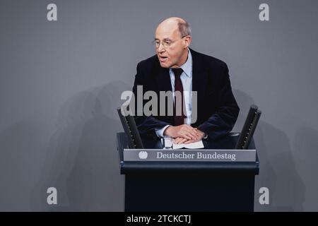 Berlin, Deutschland . Dezember 2023. Gregor Gysi, Mitglied des Deutschen Bundestages (die LINKE), anlässlich einer Sitzung des Deutschen Bundestages am 13. Dezember 2023 in Berlin. Quelle: dpa/Alamy Live News Stockfoto