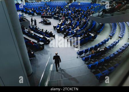 Berlin, Deutschland . Dezember 2023. OLAF Scholz (SPD), Bundeskanzler, anlässlich einer Sitzung des Deutschen Bundestages am 13. Dezember 2023 in Berlin. Quelle: dpa/Alamy Live News Stockfoto