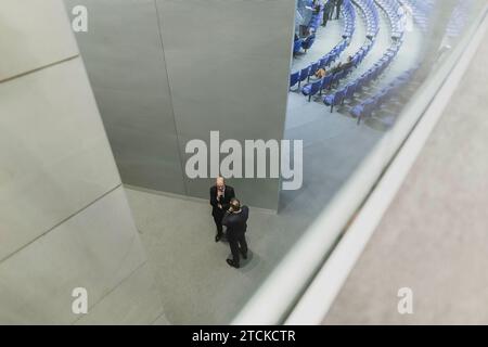 Berlin, Deutschland . Dezember 2023. (LR) Olaf Scholz (SPD), Bundeskanzler, und Volker Wissing (FDP), Bundesminister für Verkehr und digitale Medien, anlässlich einer Sitzung des Deutschen Bundestages am 13. Dezember 2023 in Berlin. Quelle: dpa/Alamy Live News Stockfoto