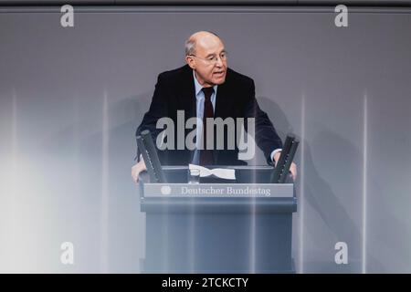 Berlin, Deutschland . Dezember 2023. Gregor Gysi, Mitglied des Deutschen Bundestages (die LINKE), anlässlich einer Sitzung des Deutschen Bundestages am 13. Dezember 2023 in Berlin. Quelle: dpa/Alamy Live News Stockfoto