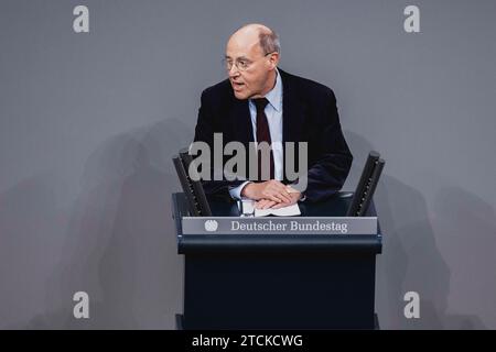 Berlin, Deutschland . Dezember 2023. Gregor Gysi, Mitglied des Deutschen Bundestages (die LINKE), anlässlich einer Sitzung des Deutschen Bundestages am 13. Dezember 2023 in Berlin. Quelle: dpa/Alamy Live News Stockfoto