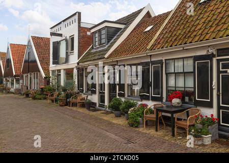 Kleine Straße im Zentrum des malerischen Oosterend auf der Insel Texel. Stockfoto