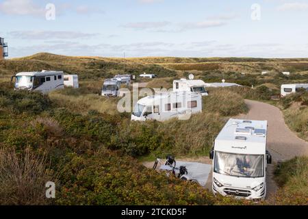 Wohnmobile auf einem Campingplatz in den Dünen am Meer im Dorf de Koog aan Texel. Stockfoto