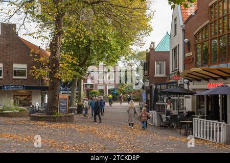 Gemütlicher Platz im Zentrum des Dorfes den Burg auf Texel. Stockfoto