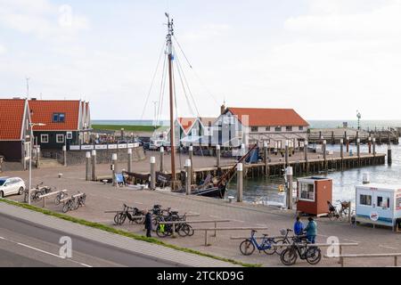 Kleiner Hafen des malerischen Fischerdorfes Oudeschild auf der Insel Texel. Stockfoto