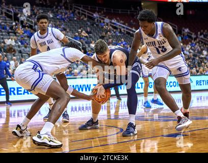 Monmouth Hawks Stürmer Nikita Konstantynovskyi (25) wird von Seton Hall Pirates Stürmer Sadraque Nganga (7) und Wächter Jaquan Sanders (13) in der ersten Halbzeit während eines Basketballspiels im Prudential Center in Newark, New Jersey am Dienstag, 12. Dezember, unter Druck gesetzt. Duncan Williams/CSM (Bild: © Duncan Williams/Cal Sport Media) Stockfoto