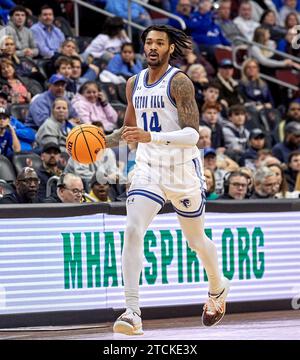 Seton Hall Pirates Guard Dre Davis (14) in der zweiten Halbzeit gegen die Monmouth Hawks während eines Basketballspiels im Prudential Center in Newark, New Jersey am Dienstag, den 12. Dezember. Duncan Williams/CSM (Bild: © Duncan Williams/Cal Sport Media) Stockfoto