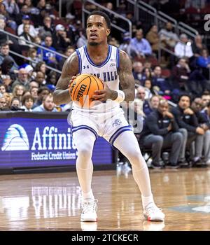 Seton Hall Pirates Guard Al-Amir Dawes (2) will in der zweiten Hälfte während eines Basketballspiels im Prudential Center in Newark, New Jersey am Dienstag, den 12. Dezember, gegen die Monmouth Hawks schießen. Duncan Williams/CSM Stockfoto