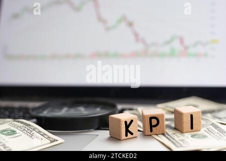 Drei Holzwürfel mit den Buchstaben KPI auf Whiteboard. Stockfoto