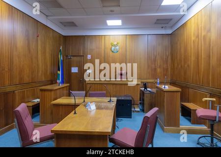 Ein Gerichtssaal im Gerichtsgebäude der Magistrates Courts in Gqeberha (Port Elizabeth), Eastern Cape, Südafrika Stockfoto