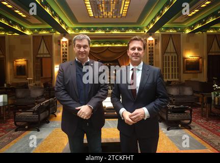 Tel Aviv, Israel. Dezember 2023. Markus Söder (CSU, l), Ministerpräsident Bayerns, steht mit Steffen Seibert, dem deutschen Botschafter in Israel, nach seiner Ankunft im King David Hotel. Bayerns Ministerpräsident Söder hat seinen kurzen Besuch in Israel als bewusstes Zeichen der Solidarität bezeichnet. Quelle: Karl-Josef Hildenbrand/dpa/Alamy Live News Stockfoto