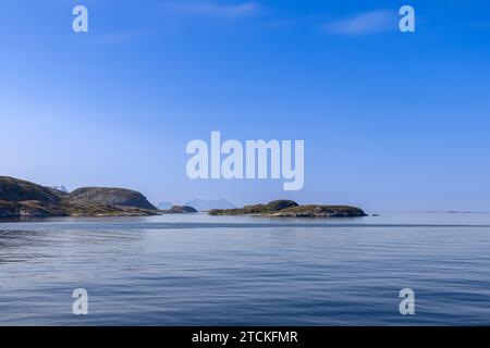 Ein malerischer Blick auf die Nordsee und die Berge, von einer Fähre auf dem Weg zur Insel Lofoten, an einem sonnigen Sommertag mit klarem blauen Himmel Stockfoto