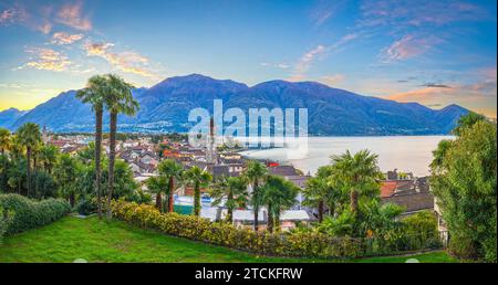 Ascona, Schweiz, Stadtansicht am Ufer des Lago Maggiore bei Sonnenaufgang. Stockfoto