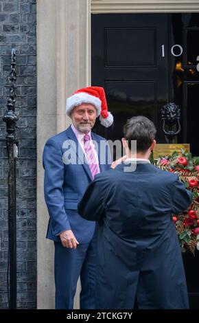 Eddie Hughes MP (Con: Walsall North) in einem Santa Hut vor der Downing Street 10, 12. Dezember 2023 Stockfoto
