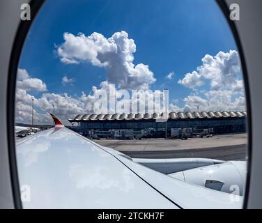 Madrid, Spanien; 31. Mai 2023: Adolfo Suarez Madrid Barajas International Airport, vom Fenster eines Großraumflugzeugs der neuen Generation aus gesehen Stockfoto