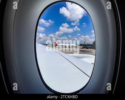 Madrid, Spanien; 31. Mai 2023: Flugzeuge der Fluggesellschaft Iberia aus dem Inneren eines Verkehrsflugzeugs gesehen, geparkt und wartet darauf, von Touristen in Ba an Bord zu gehen Stockfoto