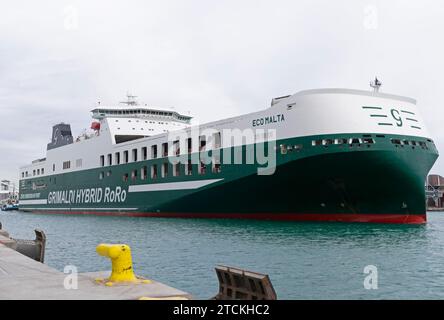 Abfahrt des Ro-Ro Eco Malta-Schiffes der Gesellschaft Grimaldi vom Hafen von Barcelona. Dezember 2023. Stockfoto