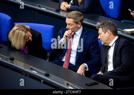 L-R9 Bundesinnenministerin Nancy Faeser, Bundesfinanzminister Christian Lindner und Bundeswirtschaftsminister Robert Habeck im Bundestag in Berlin am 13. Dezember 2023. Plenarsitzung im Bundestag *** L R9 Bundesinnenministerin Nancy Faeser, Bundesfinanzminister Christian Lindner und Bundeswirtschaftsminister Robert Habeck im Bundestag in Berlin am 13. Dezember 2023 Plenarsitzung im Bundestag Stockfoto