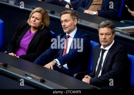 L-R9 Bundesinnenministerin Nancy Faeser, Bundesfinanzminister Christian Lindner und Bundeswirtschaftsminister Robert Habeck im Bundestag in Berlin am 13. Dezember 2023. Plenarsitzung im Bundestag *** L R9 Bundesinnenministerin Nancy Faeser, Bundesfinanzminister Christian Lindner und Bundeswirtschaftsminister Robert Habeck im Bundestag in Berlin am 13. Dezember 2023 Plenarsitzung im Bundestag Stockfoto