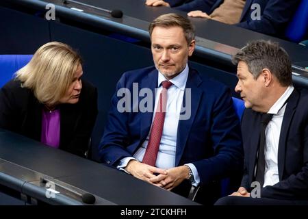 L-R9 Bundesinnenministerin Nancy Faeser, Bundesfinanzminister Christian Lindner und Bundeswirtschaftsminister Robert Habeck im Bundestag in Berlin am 13. Dezember 2023. Plenarsitzung im Bundestag *** L R9 Bundesinnenministerin Nancy Faeser, Bundesfinanzminister Christian Lindner und Bundeswirtschaftsminister Robert Habeck im Bundestag in Berlin am 13. Dezember 2023 Plenarsitzung im Bundestag Stockfoto