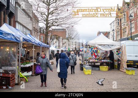 Staines-upon-Thames, Großbritannien. Dezember 2023. Käufer waren heute in Staines-upon-Thames in Surrey unterwegs und machten am Markttag Weihnachtseinkäufe. Quelle: Maureen McLean/Alamy Live News Stockfoto