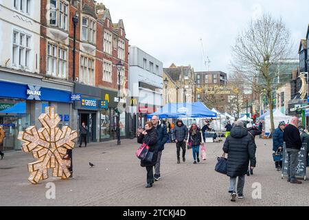 Staines-upon-Thames, Großbritannien. Dezember 2023. Käufer waren heute in Staines-upon-Thames in Surrey unterwegs und machten am Markttag Weihnachtseinkäufe. Quelle: Maureen McLean/Alamy Live News Stockfoto