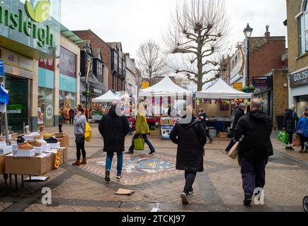 Staines-upon-Thames, Großbritannien. Dezember 2023. Käufer waren heute in Staines-upon-Thames in Surrey unterwegs und machten am Markttag Weihnachtseinkäufe. Quelle: Maureen McLean/Alamy Live News Stockfoto