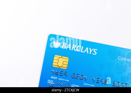 Nahaufnahme einer blauen Barclays-Kreditkarte mit einem sichtbaren Chip auf weißem Hintergrund. 9Details geändert) Stockfoto