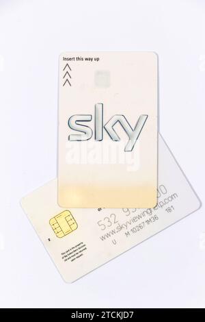 Großaufnahme der digitalen Plastikkarten des Sky-Satelliten isoliert auf weißem Studiohintergrund Stockfoto