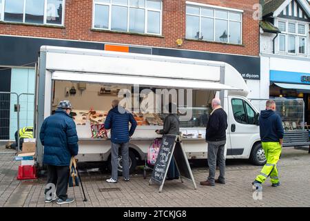 Staines-upon-Thames, Großbritannien. Dezember 2023. Shopper kaufen frischen Fisch an einem Marktstand in Staines-upon-Thames in Surrey. Quelle: Maureen McLean/Alamy Live News Stockfoto