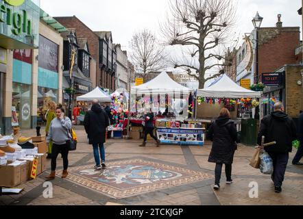 Staines-upon-Thames, Großbritannien. Dezember 2023. Käufer waren heute in Staines-upon-Thames in Surrey unterwegs und machten am Markttag Weihnachtseinkäufe. Quelle: Maureen McLean/Alamy Live News Stockfoto