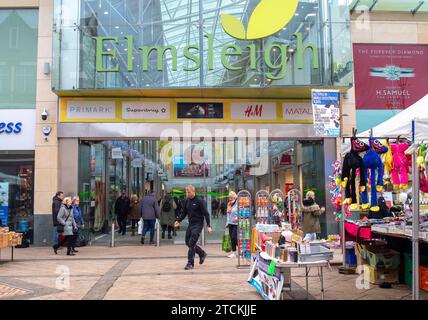 Staines-upon-Thames, Großbritannien. Dezember 2023. Käufer waren heute in Staines-upon-Thames in Surrey unterwegs und machten am Markttag Weihnachtseinkäufe. Quelle: Maureen McLean/Alamy Live News Stockfoto