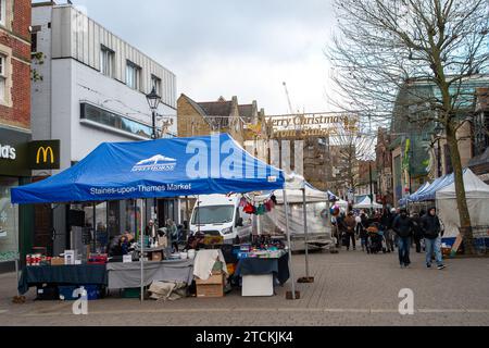 Staines-upon-Thames, Großbritannien. Dezember 2023. Käufer waren heute in Staines-upon-Thames in Surrey unterwegs und machten am Markttag Weihnachtseinkäufe. Quelle: Maureen McLean/Alamy Live News Stockfoto