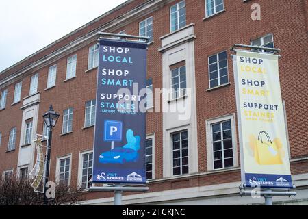 Staines-upon-Thames, Großbritannien. Dezember 2023. Käufer waren heute in Staines-upon-Thames in Surrey unterwegs und machten am Markttag Weihnachtseinkäufe. Quelle: Maureen McLean/Alamy Live News Stockfoto