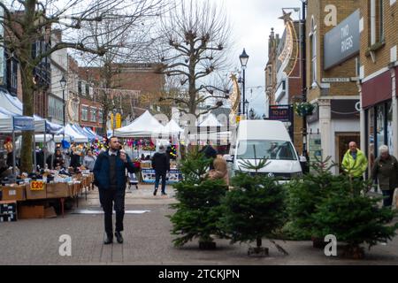 Staines-upon-Thames, Großbritannien. Dezember 2023. Käufer waren heute in Staines-upon-Thames in Surrey unterwegs und machten am Markttag Weihnachtseinkäufe. Quelle: Maureen McLean/Alamy Live News Stockfoto