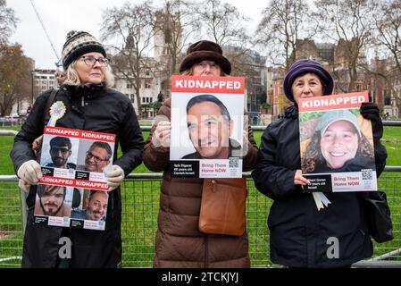 Westminster London, Großbritannien. Dezember 2023. „Bring sie nach Hause“ stille Mahnwache vor dem Parlament. 20 Freiwillige stehen still, um die Familien der Geiseln zu unterstützen, die der Hamas-Terrorist am 7. Oktober in Israel genommen hat. Die zweimal wöchentliche Mahnwache wird vom Jüdischen Abgeordnetenrat organisiert. Quelle: Rena Pearl/Alamy Live News Stockfoto