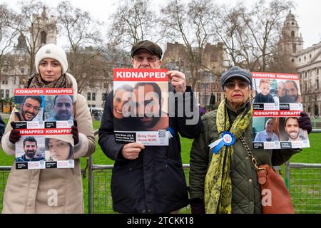 Westminster London, Großbritannien. Dezember 2023. „Bring sie nach Hause“ stille Mahnwache vor dem Parlament. 20 Freiwillige stehen still, um die Familien der Geiseln zu unterstützen, die der Hamas-Terrorist am 7. Oktober in Israel genommen hat. Die zweimal wöchentliche Mahnwache wird vom Jüdischen Abgeordnetenrat organisiert. Quelle: Rena Pearl/Alamy Live News Stockfoto