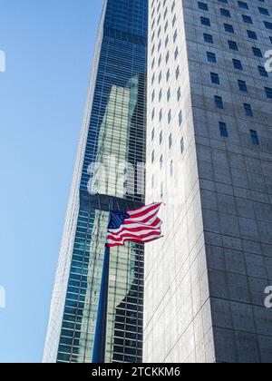 New York, New York, USA. Dezember 2023. Amerikanische Flagge vor der US-Mission bei den Vereinten Nationen an einem sonnigen Tag. (Kreditbild: © Bianca Otero/ZUMA Press Wire) NUR REDAKTIONELLE VERWENDUNG! Nicht für kommerzielle ZWECKE! Stockfoto