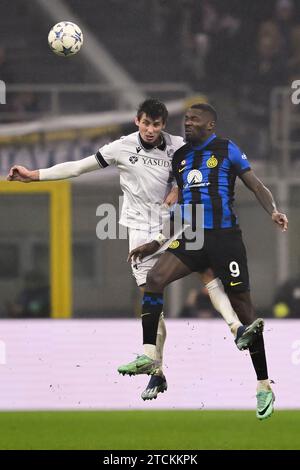 Marcus Thuram (Inter) Martin Zubimendi (Real Sociedad) während des Spiels der UEFA Champions League 2023 2024 zwischen Inter 0-0 Real Sociedad im Giuseppe Meazza Stadium am 12. Dezember 2023 in Mailand. Quelle: Maurizio Borsari/AFLO/Alamy Live News Stockfoto