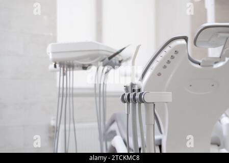 Zahnarztstuhl mit Instrumenten. Nahaufnahme. Zahnärztliche Klinik. Stockfoto