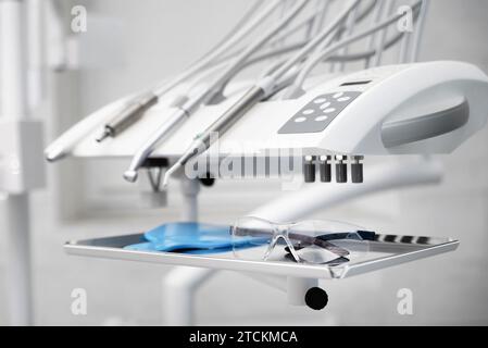 Zahnarztarbeitsplatz. Werkzeuge für zahnärztliche Operationen und Schutzbrille. Selektiver Fokus. Nahaufnahme. Stockfoto
