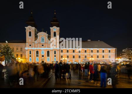 Ungarn, Gyor City, fantastischer weihnachtsmarkt in Westungarn. Der Adventmarkt der Stadt Gyor ist auch in Österreich und der Slowakei berühmt. Schöne helle Pai Stockfoto